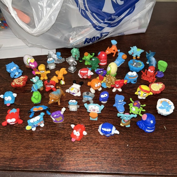 Zuru Smashers Mixed Lot of 28 Minifigure Mini Figures Sports Vehicles Dinos D3 - Picture 1 of 4